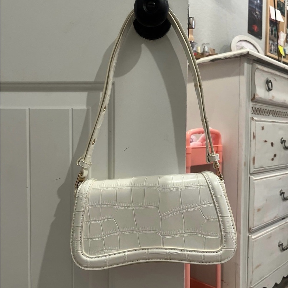 Stylish White Croc-Embossed Shoulder Bag